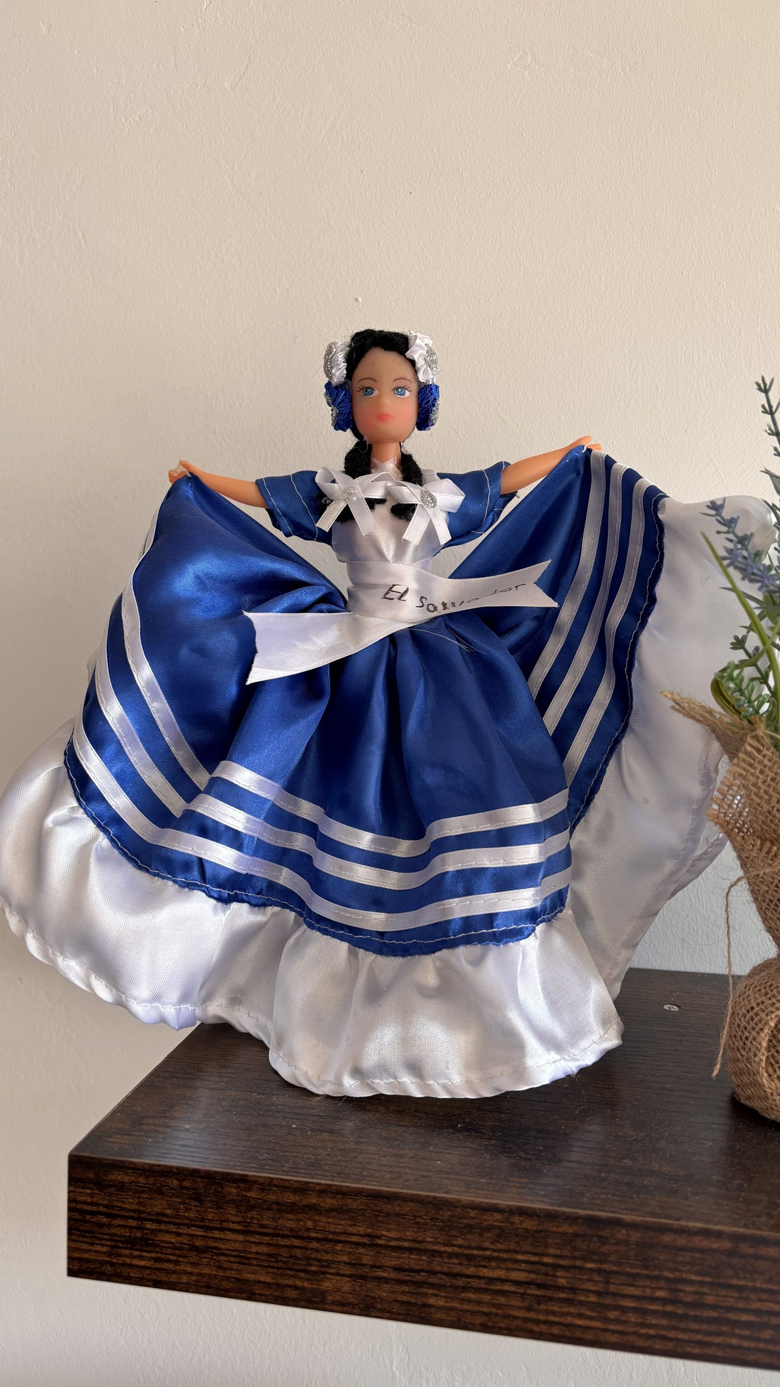 Muñeca con vestido tradicional azul y blanco de El Salvador